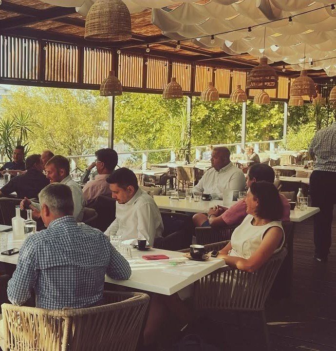 Üzleti vendégek a Le Bistro teraszán, céges rendezvény közben