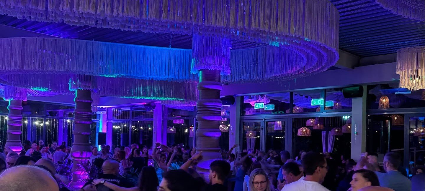 Zsúfolt tánctér a Le Bistro teraszán, esti rendezvény hangulatában