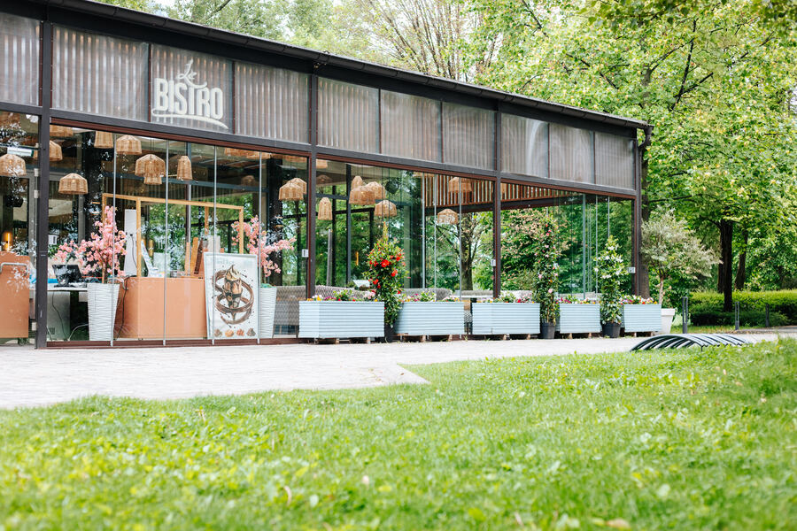 A Le Bistro homlokzata a Kopaszi gáton, jól látható felirattal