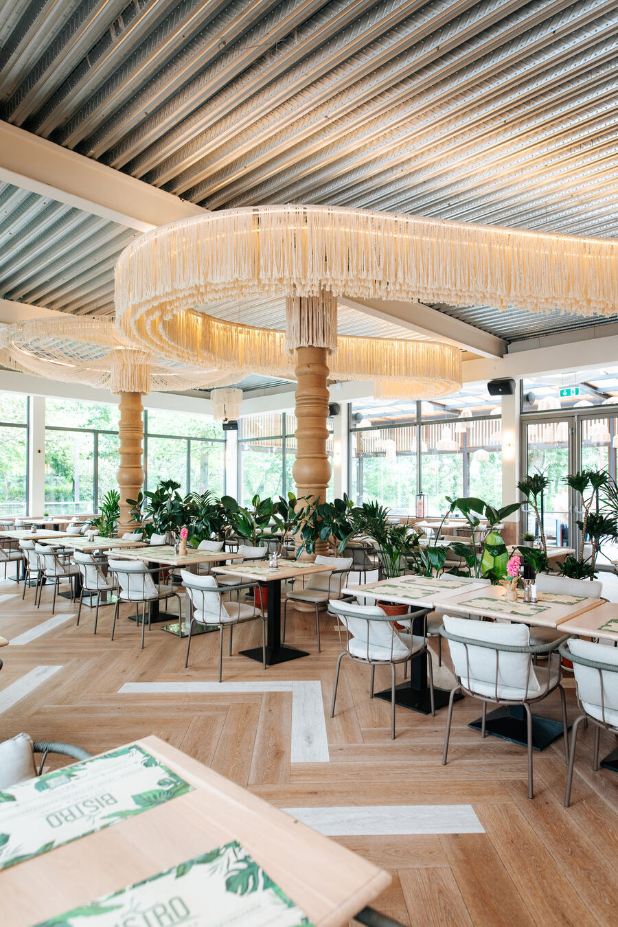 Le Bistro belső tere, makramé csillárral és faragott faoszloppal