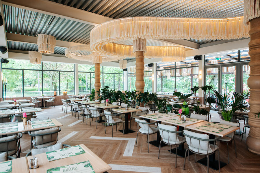 A Le Bistro hangulatos, természetes fényben úszó étkezőtere