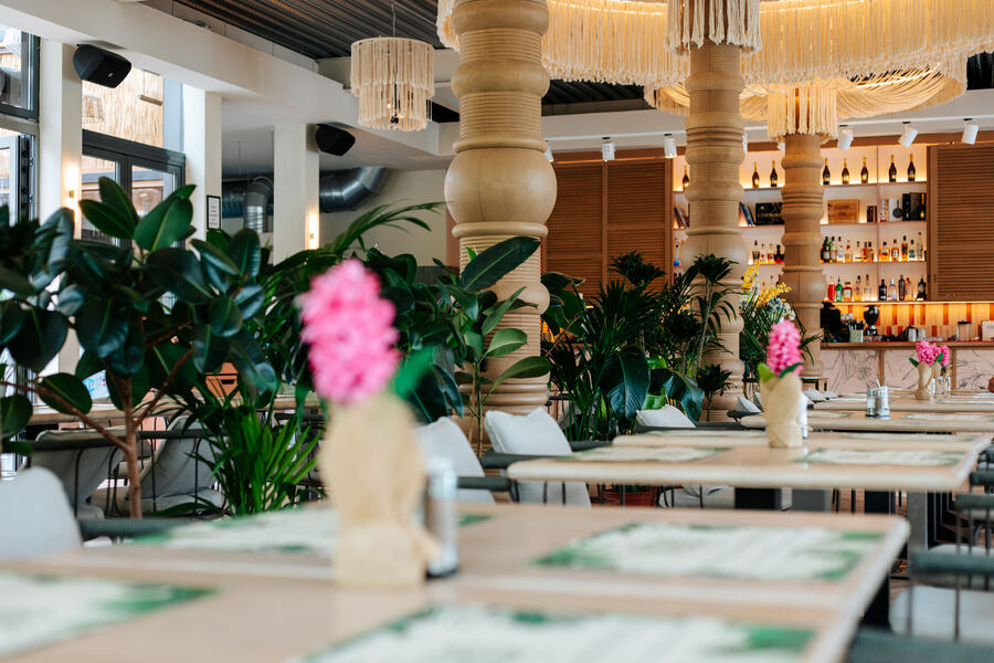Le Bistro belső tere, meghitt fényekkel és letisztult enteriőrrel
