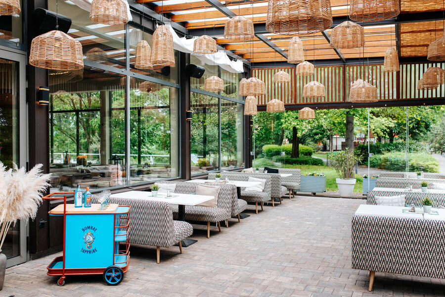 A Le Bistro fedett terasza, kényelmes ülőgarnitúrákkal