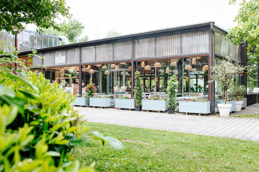 A Le Bistro épülete kívülről, a Kopaszi gát zöldjében