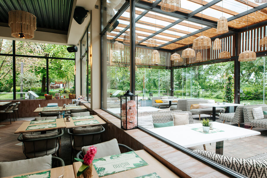 A Le Bistro fedett teraszának másik nézete, kényelmes ülőhelyekkel
