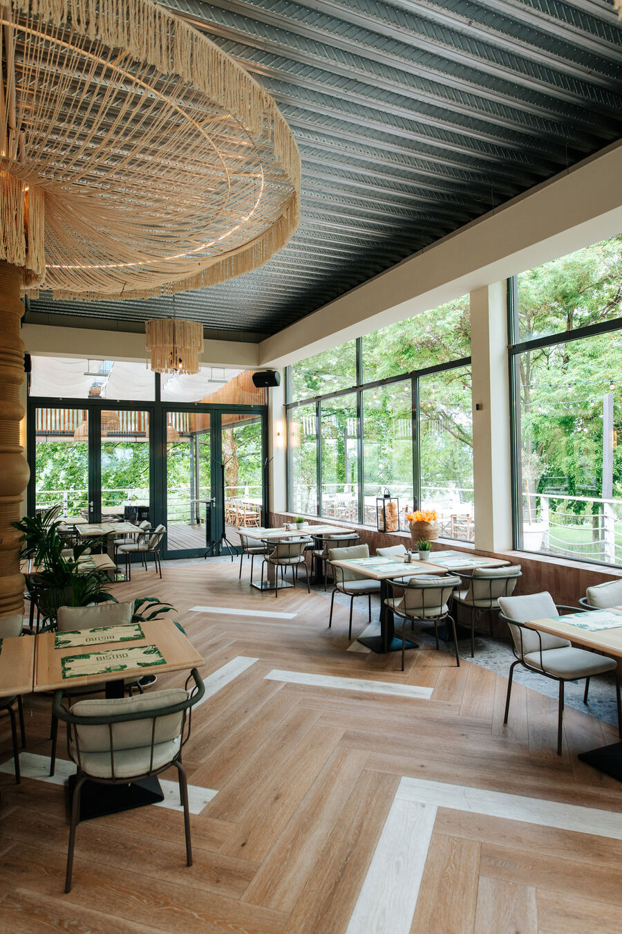Le Bistro belső tér, halszálkás padló és panorámás üvegfal