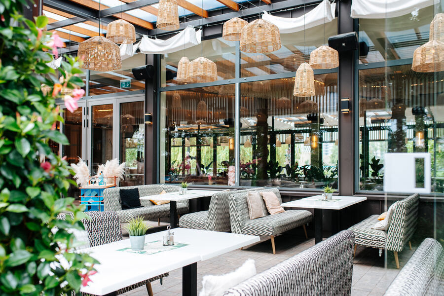 Le Bistro hangulatos terasza, fűzfonott lámpákkal