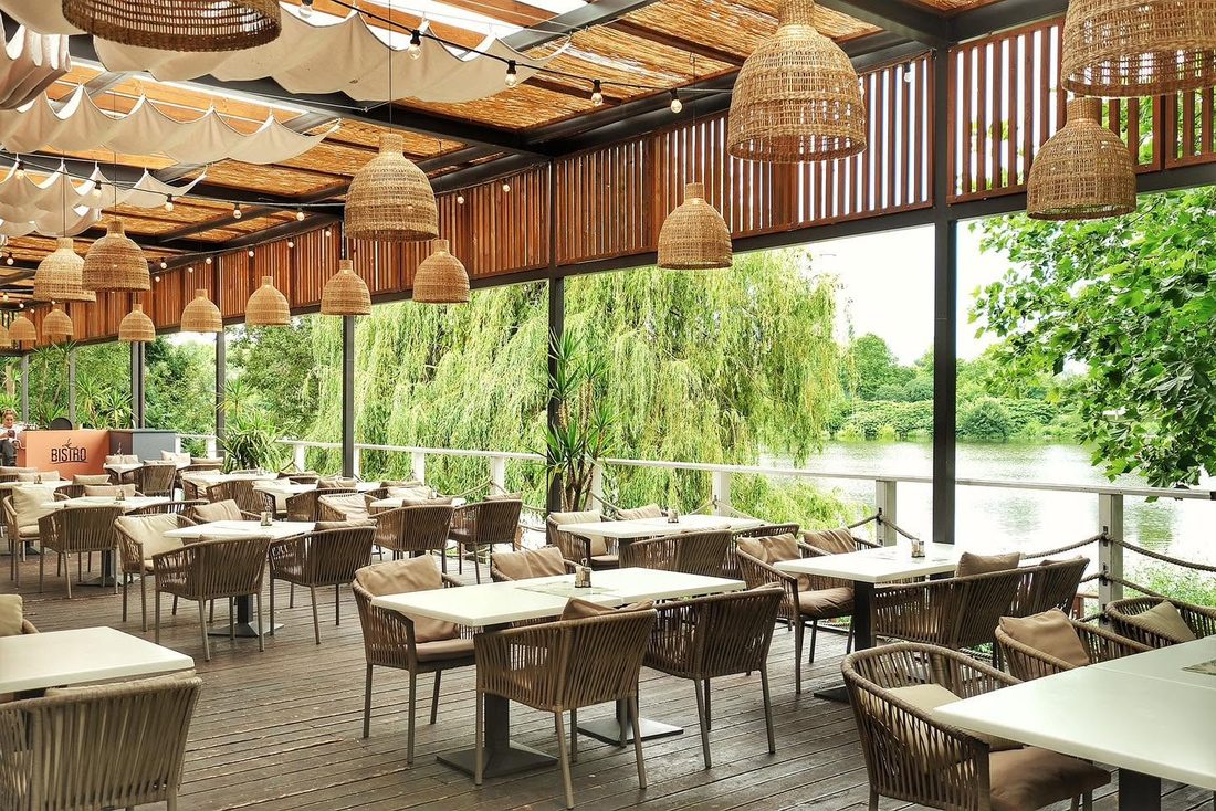 A Le Bistro tetős Duna-parti terasza, fonott lámpákkal
