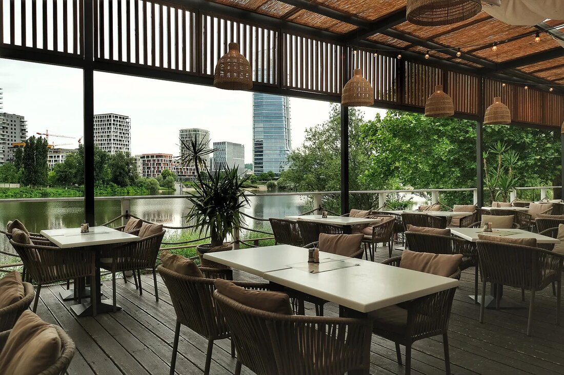 Kilátás a teraszról a Dunára és a budapesti skyline-ra