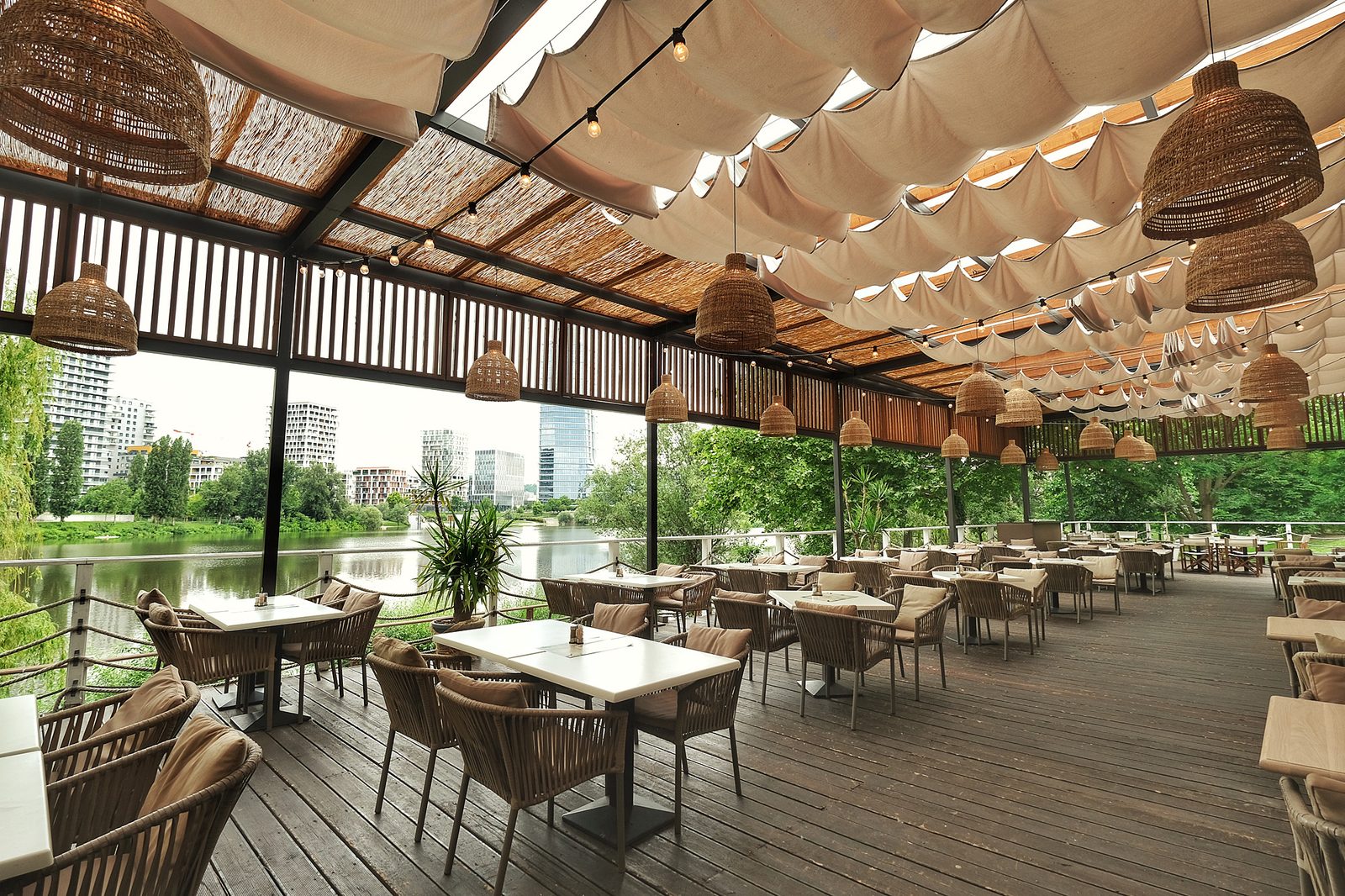 A Le Bistro tetős Duna-parti terasza naplemente előtt, panorámás kilátással